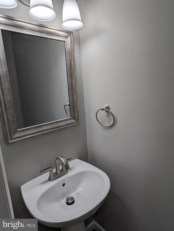 Building Photo - 1680 Thenia Pl