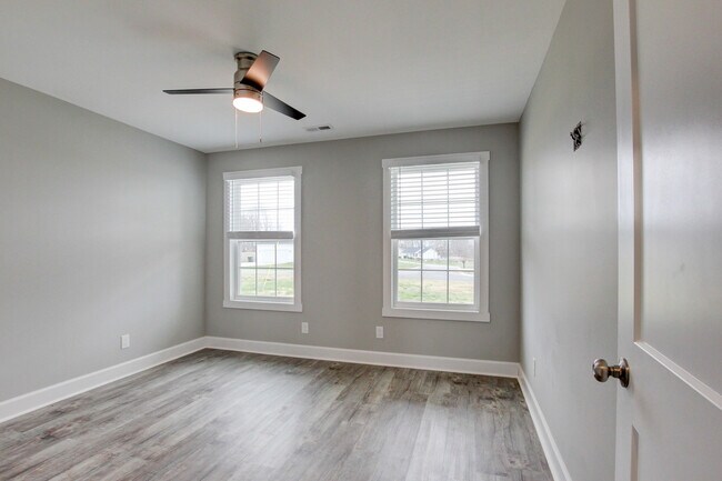 Building Photo - 127 Riverbend Dr