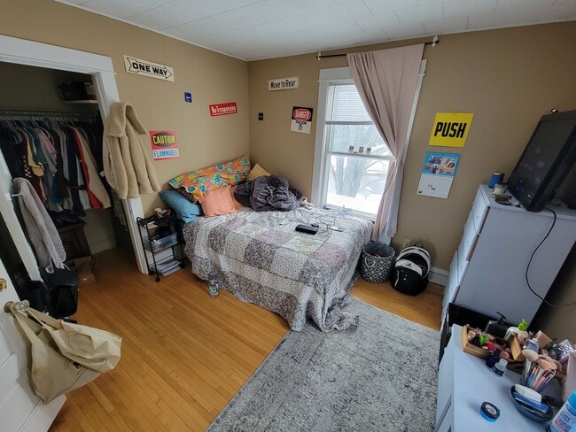 Building Photo - AVAILABLE JUNE - 6 BED 1.5 BATH Close to Campus!