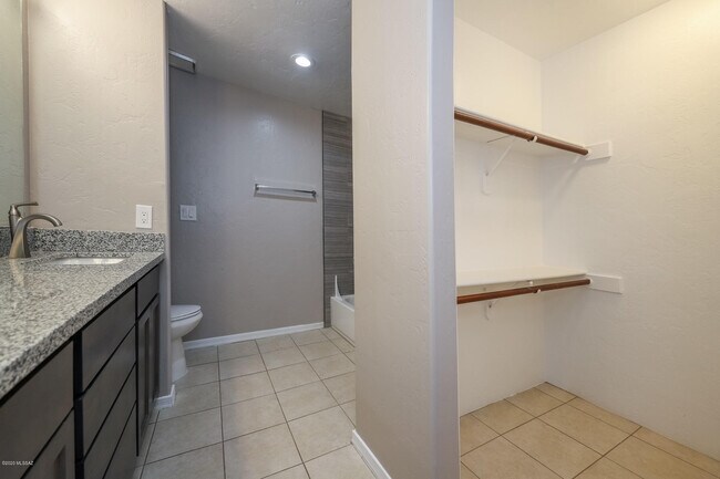 Building Photo - 4021 N Weimer Pl