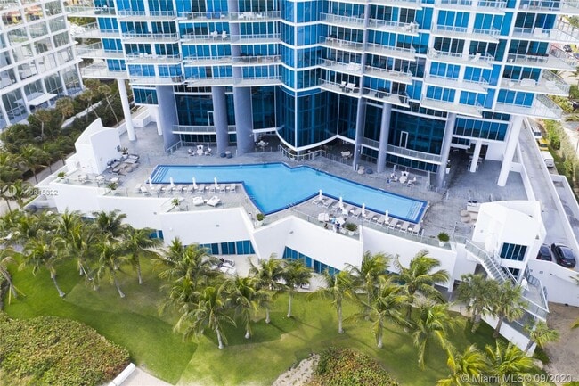 Building Photo - 17001 Collins Ave