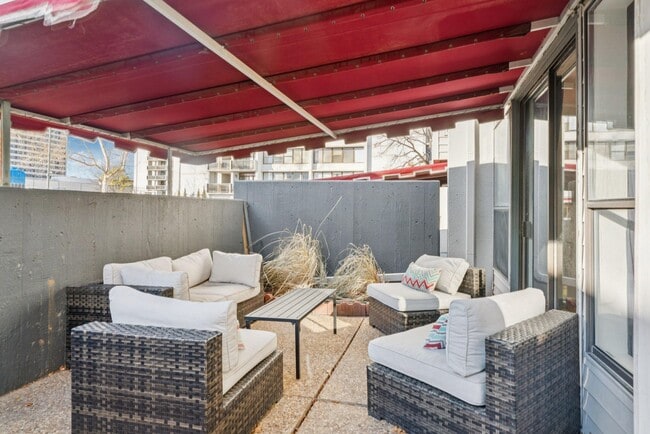 Building Photo - Fully Updated Move-In-Ready Townhouse