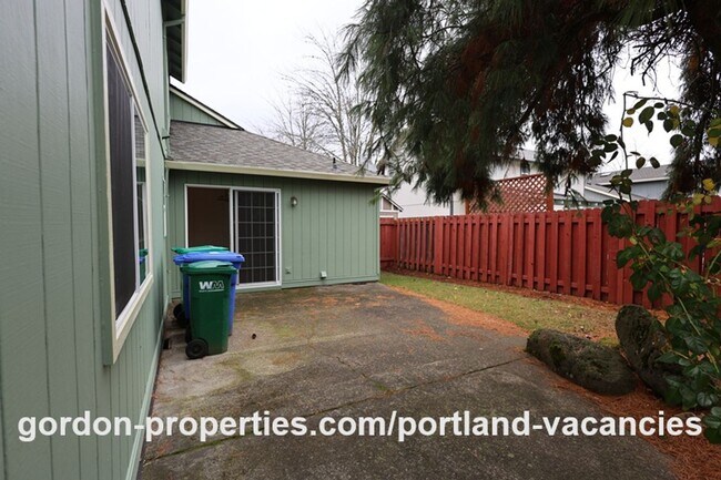 Building Photo - SE Knapp Circle - 3 bedroom duplex with attached single car garage