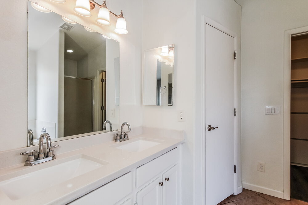 Building Photo - 5035 W Kristal Way