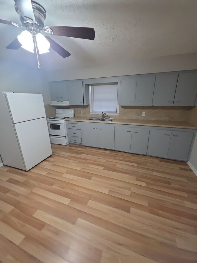 Building Photo - 221 Camp Dr