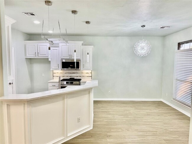 Building Photo - 10504 Walnut Hollow Dr