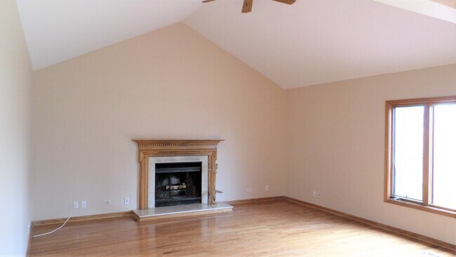 Building Photo - 226 Iris Dr