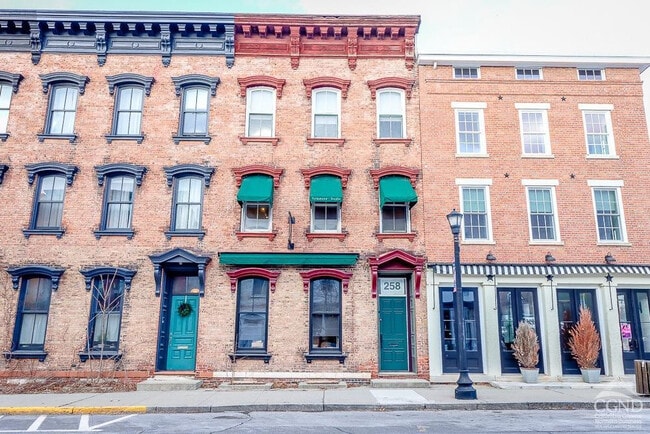 Primary Photo - 258 Warren St