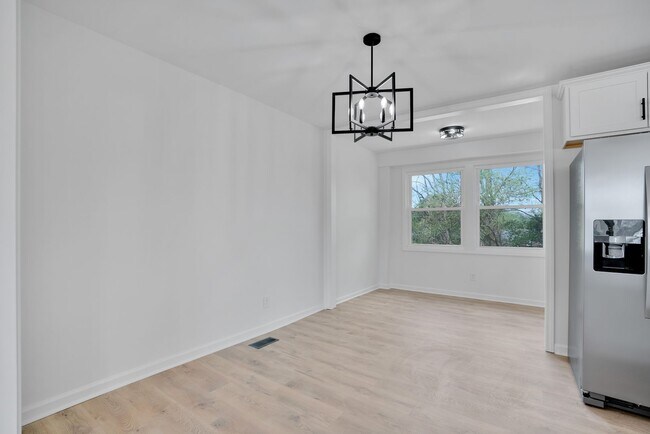 Building Photo - Like New! Fully Renovated 3BR Home | Move-In Ready | Large Lot