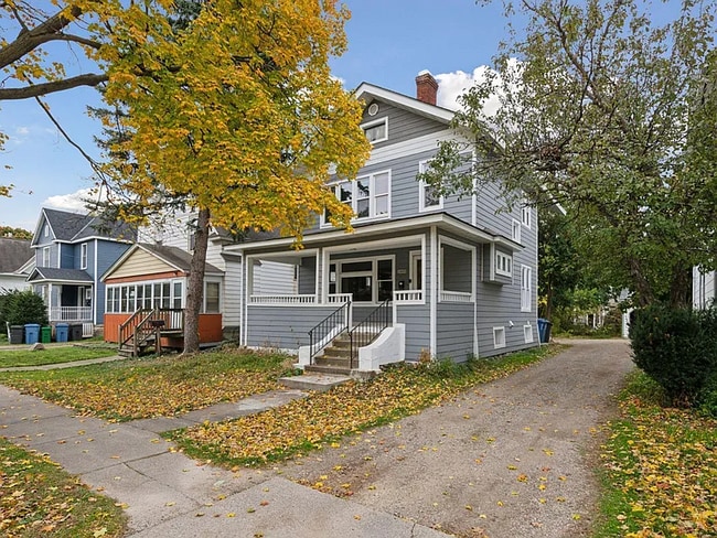 Building Photo - 1085 16th Ave SE