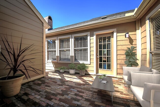 Building Photo - 2303 Cherry Bend Dr