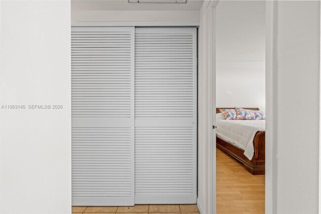 Building Photo - 90 Edgewater Dr