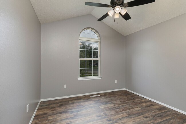 Building Photo - REMODELED 3 Bedroom | 2 Bathroom | 2 Car G...