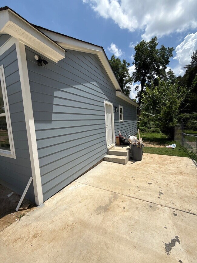Building Photo - Fully Renovated Spacious 3BR in South Memphis – Section 8 Welcome