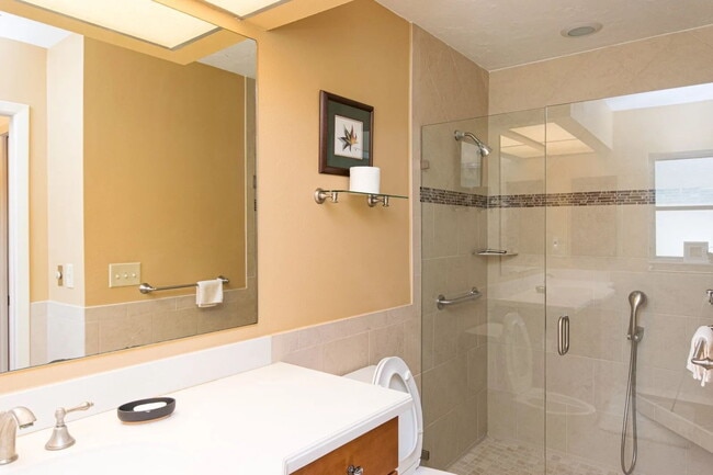 Building Photo - 423 Whispering Oaks Ct