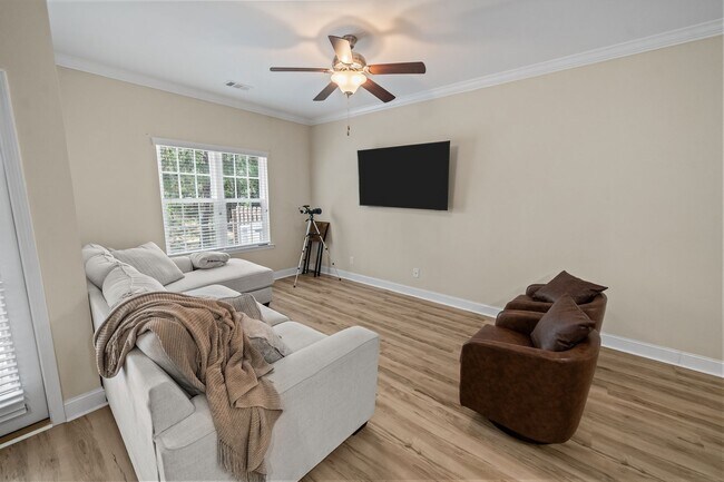 Building Photo - 3 Bedroom Townhome Across from Richmond Hill Golf Club