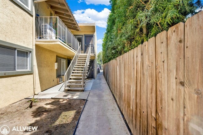 Building Photo - Golden Hill Gem: 2BR/1BA with Fireplace & ...