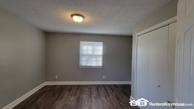Building Photo - 131 Oak Dr SW