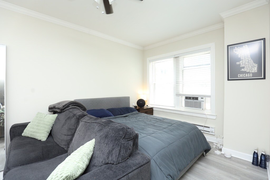 Building Photo - 646 W Roscoe St