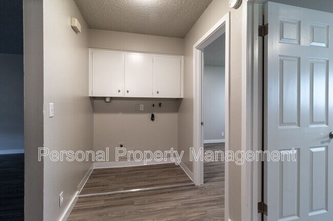 Building Photo - 1008 NE 86th St