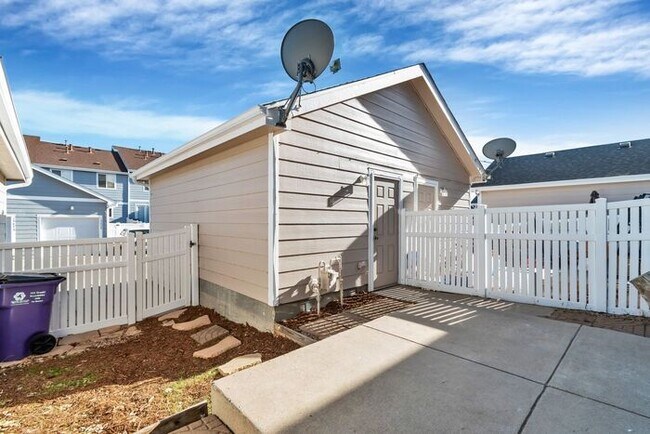 Building Photo - 3BR Townhome Near DIA & Light Rail | New Carpet, Garage & Fenced Patio
