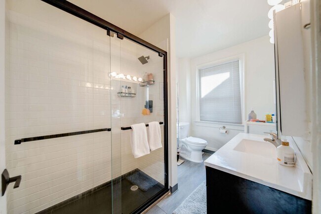 Building Photo - Ultimate 6-Bedroom House with Spacious Liv...