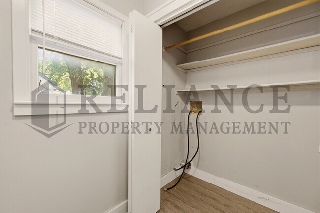 Building Photo - 703 S Grove Dr