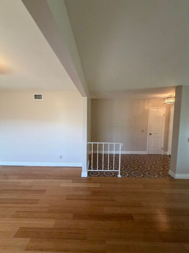 Building Photo - Beautiful 3 Bedroom Home in Avocado Heights