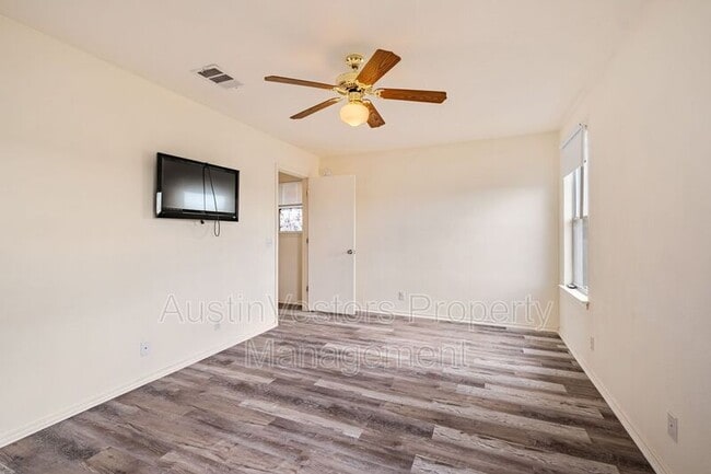 Building Photo - 104 Pond Way