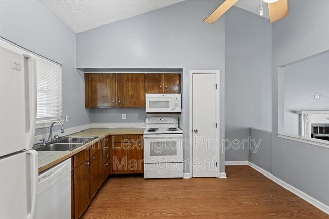 Building Photo - 3340 Featherston Dr