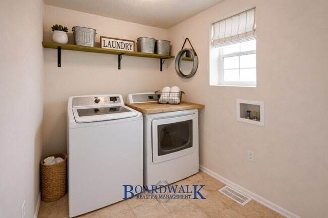 Building Photo - Quiet Riverton 3 Bed Home – Garage & Yard