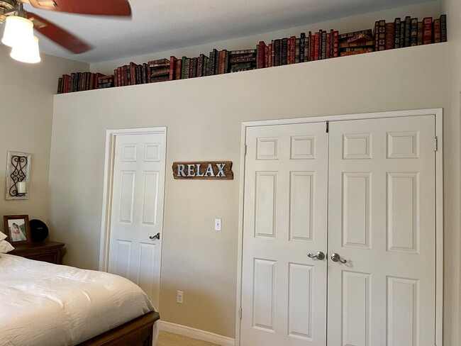 Building Photo - Spacious 3 Bedroom 2.5 Bath Townhouse in C...