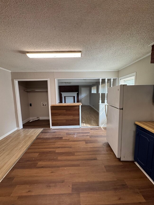 Building Photo - 1228 Briarwood Dr