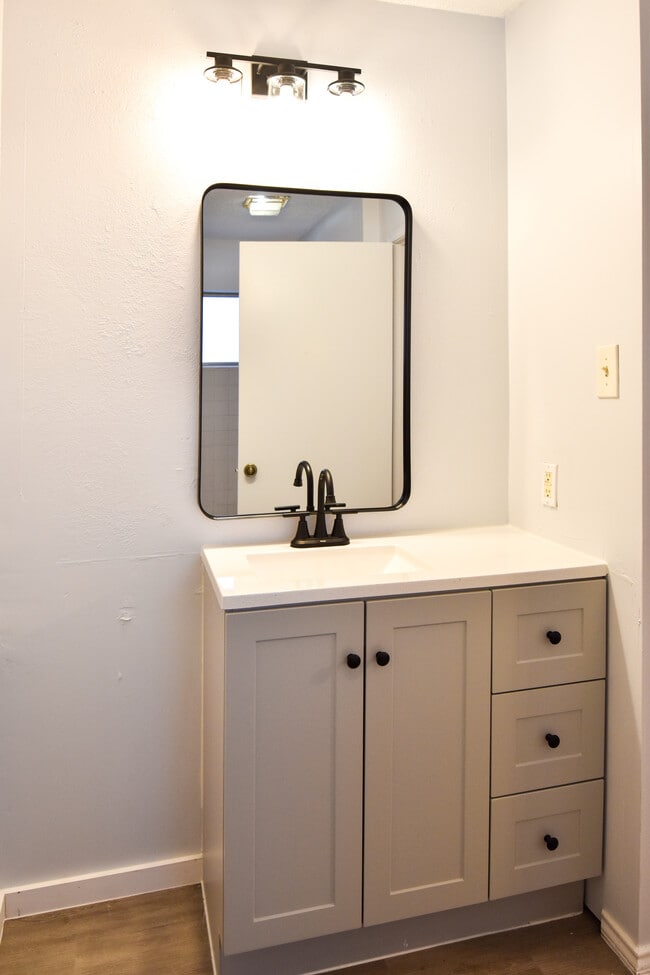 Building Photo - 4908 Oak Blf