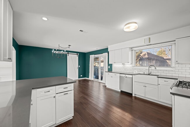 Building Photo - 523 Elm St