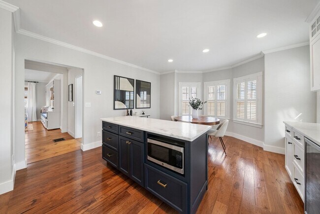 Building Photo - 71 King St