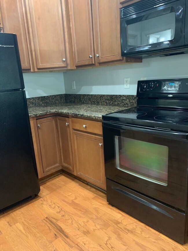 Building Photo - Lovely Eastside Townhome Condo Near Vet School- 3BR/3BATH!