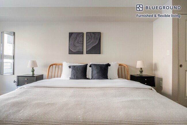 Building Photo - 526 Yale Ave N