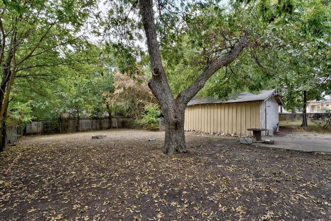 Building Photo - 1003 E 45th St