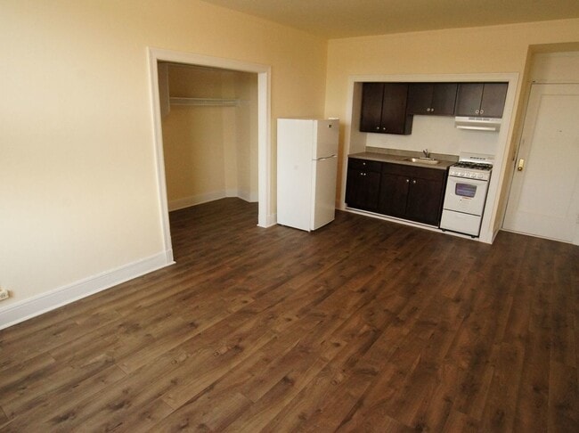 Building Photo - 3335 W Diversey Ave