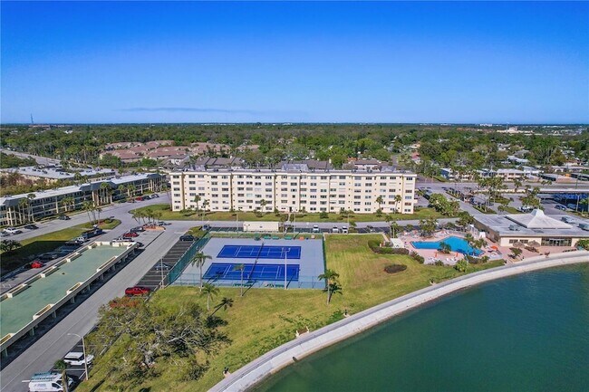 Building Photo - 4650 Cove Cir