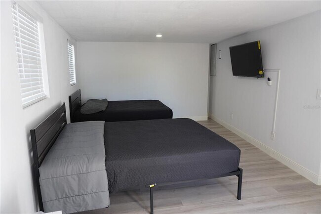 Building Photo - 2326 S Peninsula Dr