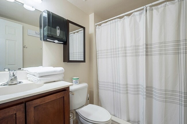 Building Photo - 928 E 6th St