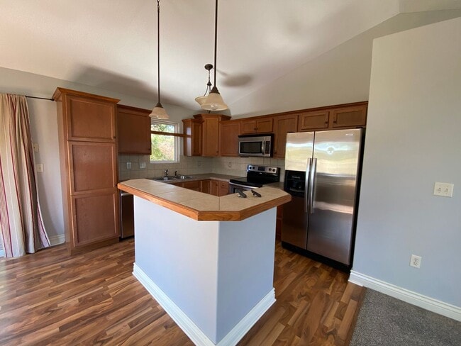 Building Photo - MINUTES FROM FT. RILEY! TWO CAR GARAGE!