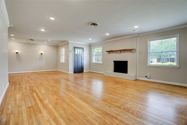 Building Photo - 9829 Larston St