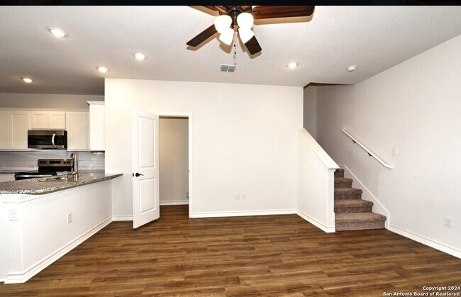 Building Photo - 2527 Lynwood Bnd