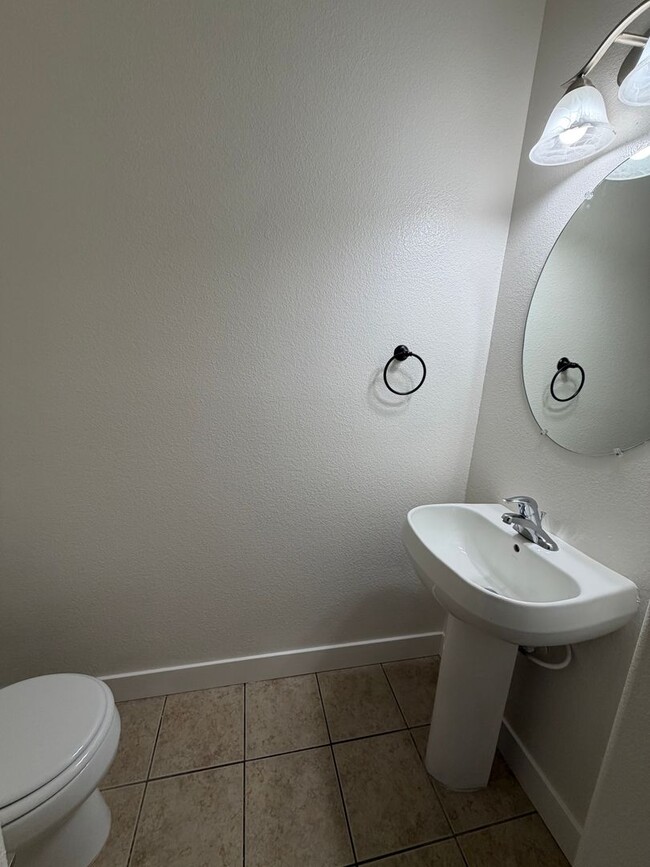 Building Photo - Discover a refreshed 4-bedroom, 2.5-bath home in Las Vegas 89149