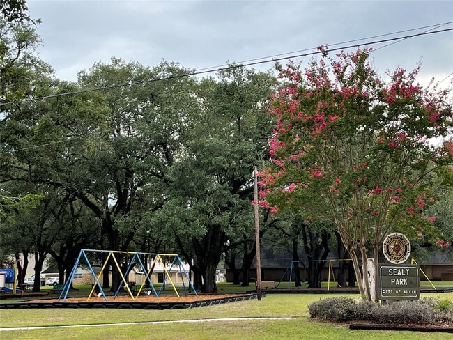 Building Photo - 104 S Beauregard St