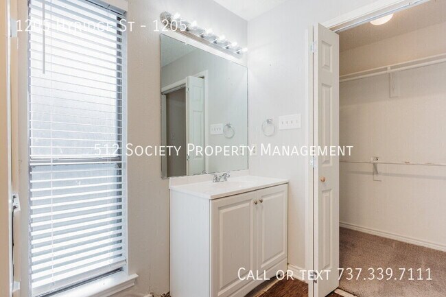 Building Photo - 1205 Hyridge St