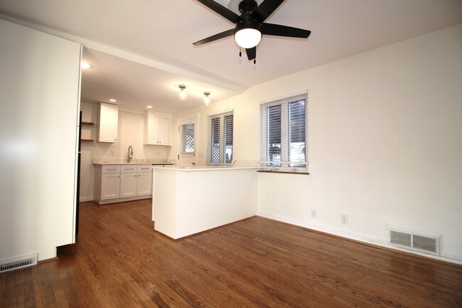 Primary Photo - 3921 Oak St